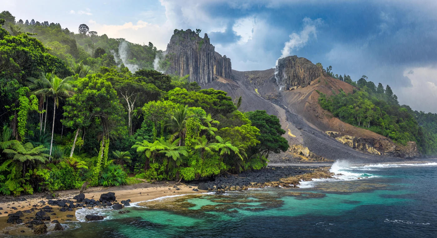Sous un climat de serre particulièrement chaud de l’Éocène, il y a environ 56 à 34 millions d’années, un arc insulaire volcanique d’Asie du Sud-Est associait falaises de basalte noir, pentes de cendres fraîches et forêt côtière luxuriante battue par les pluies. On y verrait des palmiers primitifs, des lauracées à larges feuilles, des fougères arborescentes, des cycadales et des lianes ruisselantes, tandis qu’au large des récifs frangeants se brisent sous la houle tropicale. Des fumerolles blanches s’échappant des fissures soufrées rappellent qu’ici, la vie prospérait au bord d’un volcan actif, dans un monde tropical plus chaud et plus humide que celui d’aujourd’hui.