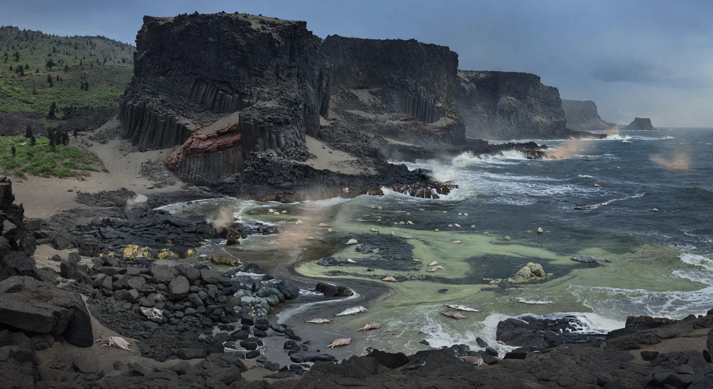 Sur cette côte du nord de l’Atlantique il y a environ 56 à 60 millions d’années, d’immenses falaises de basalte fraîchement formé et des deltas de lave fumants plongent dans une mer de plateau agitée, grise de cendres, où flottent ponces, poissons téléostéens morts et céphalopodes proches de Belosaepia. La scène se déroule au bord de la Province ignée de l’Atlantique Nord, un épisode volcanique majeur du passage Paléocène-Éocène qui a bouleversé les écosystèmes marins par les retombées de cendres, les gaz volcaniques et l’arrivée brutale de lave dans l’océan. Dans ce monde cénozoïque naissant, après la disparition des ammonites et des bélemnites à la fin du Crétacé, ces petits céphalopodes et poissons témoignent d’une mer en reconstruction, frappée ici par la violence spectaculaire du volcanisme profond.